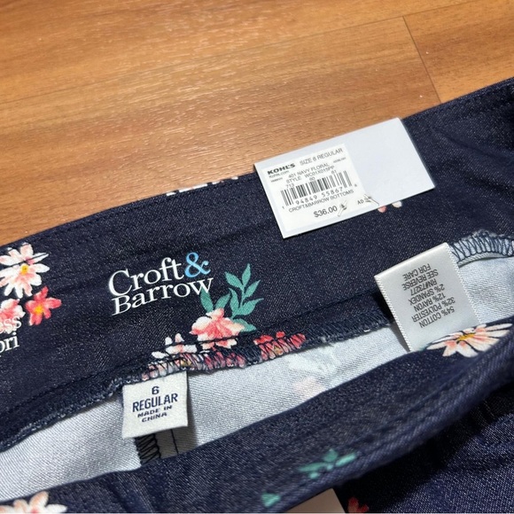 Croft & Barrow Floral Navy Capris - Picture 9 of 13